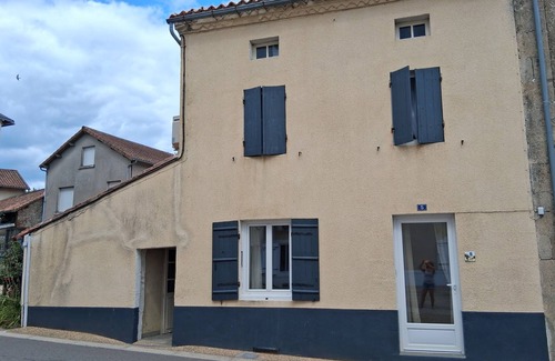 Saint-Saud-Lacoussiere House | Village house, enclosed courtyard.