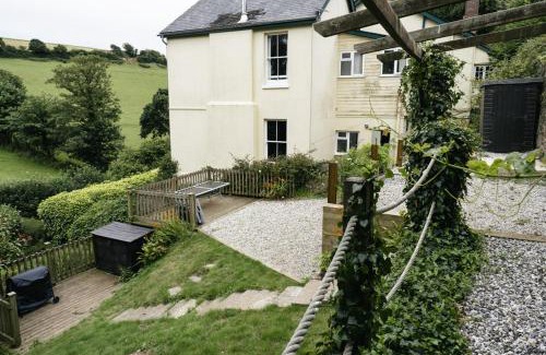 Burgh Island House | Vine House, Bantham in South Devon near to beach in peaceful rural location