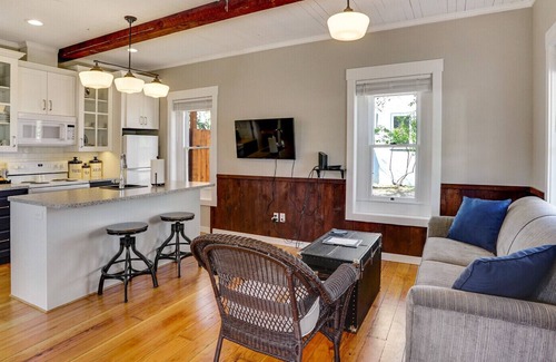 Albany House | Vine Street Cottage walk to Downtown Albany