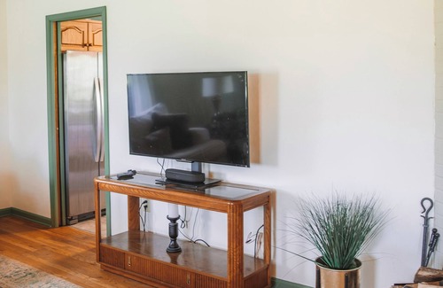 Huntly House | Vineyard Cottage w/BBQ & Scenic Views