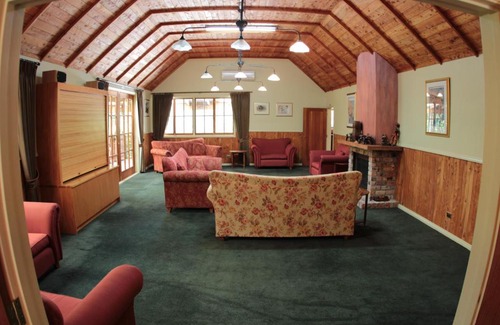 Helensville Hotel | Vineyard Cottages - Kumeu