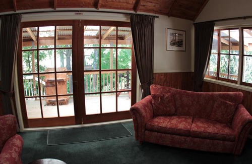 Helensville Hotel | Vineyard Cottages - Kumeu