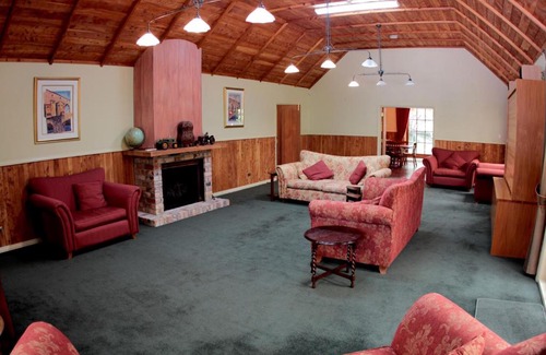 Helensville Hotel | Vineyard Cottages - Kumeu