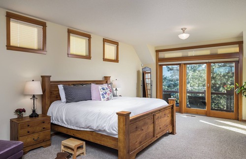 Sherwood Other | Vineyard Farmhouse Stay with Mt. Hood Views. Spacious and Ideal for Large Groups