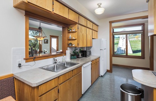 Sherwood Other | Vineyard Farmhouse Stay with Mt. Hood Views. Spacious and Ideal for Large Groups