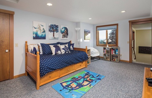 Sherwood Other | Vineyard Farmhouse Stay with Mt. Hood Views. Spacious and Ideal for Large Groups