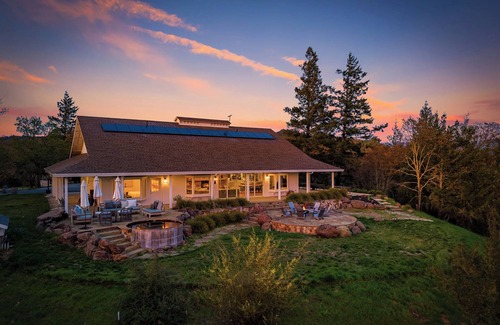 Healdsburg House | Vineyard Farmstay/ Pool Hot Tub Bee Tours
