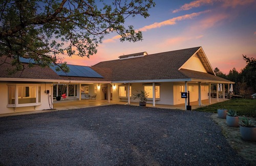 Healdsburg House | Vineyard Farmstay/ Pool Hot Tub Bee Tours