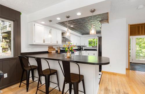 Traverse City House | Vineyard Haven AC Jacuzzi Sauna Private En Suite