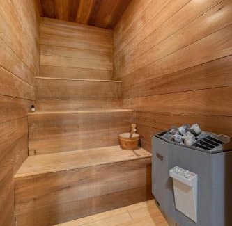 Traverse City House | Vineyard Haven AC Jacuzzi Sauna Private En Suite