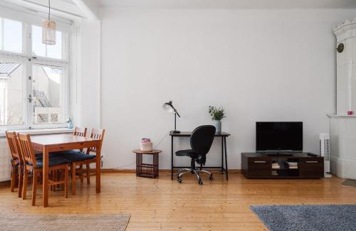 Etu-Toolo Apartment | Vintage 1BR Apt in Kamppi with Perfect Location
