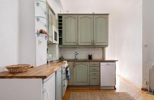 Etu-Toolo Apartment | Vintage 1BR Apt in Kamppi with Perfect Location
