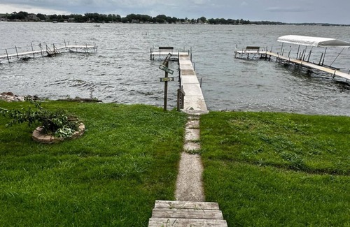 Spirit Lake Cabin | Vintage 2-bedroom cabin in tranquil Spirit Lake with WiFi, AC