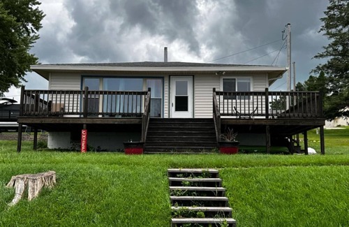 Spirit Lake Cabin | Vintage 2-bedroom cabin in tranquil Spirit Lake with WiFi, AC