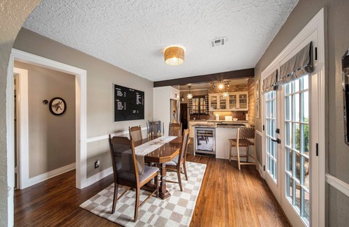 Florence Park Cottage | Vintage Charm at Ivy Cottage with separate hot tub hangout, pickleball!