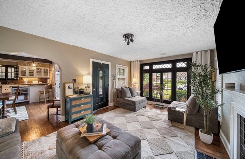 Florence Park Cottage | Vintage Charm at Ivy Cottage with separate hot tub hangout, pickleball!