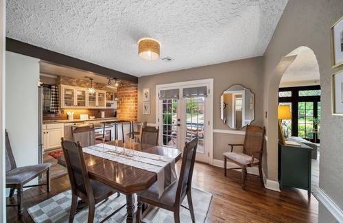 Florence Park Cottage | Vintage Charm at Ivy Cottage with separate hot tub hangout, pickleball!