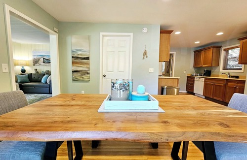 Beachwood-Bluffton Cottage | Vintage charm, modern comfort! Lakeshore retreat 3 mins to the beach!