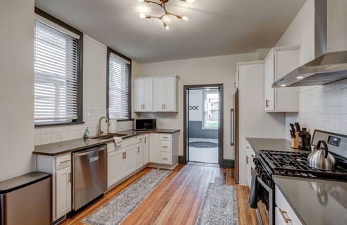 Columbia House | Vintage Charm on Chestnut in the heart of Columbia