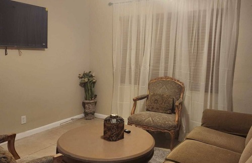 Deerfield Beach Apartment | Vintage Chic 2 bedroom 6 minutes from beach!