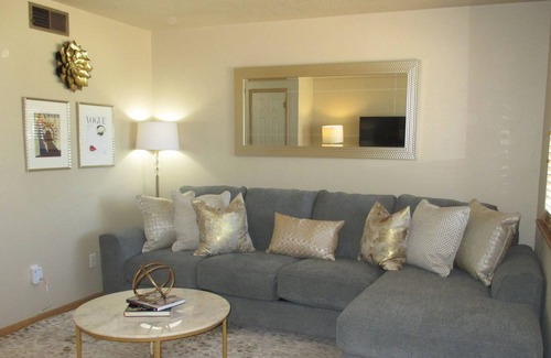 Moore House | VINTAGE HOLLYWOOD BUNGALOW IN DOWNTOWN MOORE (BETWEEN OKC BRICKTOWN & OU)