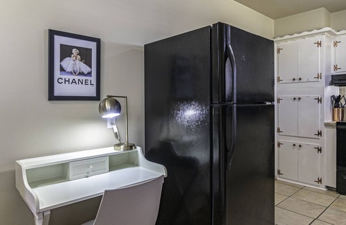 Moore House | VINTAGE HOLLYWOOD BUNGALOW IN DOWNTOWN MOORE (BETWEEN OKC BRICKTOWN & OU)