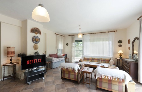 Elia House | Vintage Maisonette with 3-bdrms, Akti Elias Halkidiki