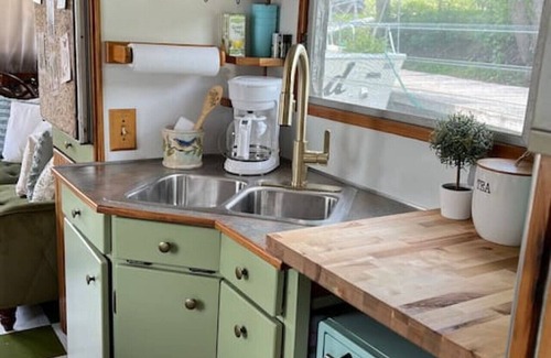 Sabula Boat Rental | Vintage "Minnow for 2" Houseboat