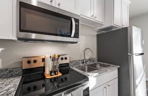 Fort Worth House | Vintage nCharming 1-bedroom house with WiFi and AC in welcoming Fort Worth.