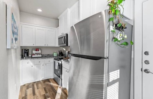 Fort Worth House | Vintage nCharming 1-bedroom house with WiFi and AC in welcoming Fort Worth.