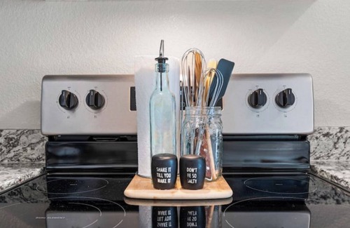 Fort Worth House | Vintage nCharming 1-bedroom house with WiFi and AC in welcoming Fort Worth.