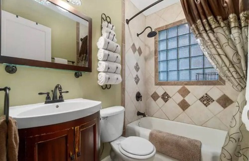 Northwest Olympia Cottage | Vintage NW Olympia Cape Cod - Remote Ready
