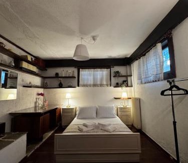Kropia Apartment | Vintage Studio - Great for Travelers in Transit
