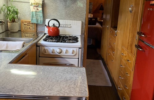 Trail House | Vintage Tiny Home "Isabelle on the Rogue