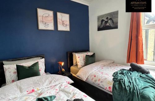Southend-on-Sea House | Vintage Vibes By Artisan Stays in Southend-On-Sea I Contractors I Pvt Parking I Sleeps 5