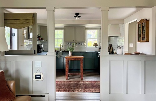 State College House | VINTAGE VIBES - HOT TUB - KING BED - COTTAGE ABODE