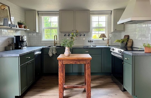 State College House | VINTAGE VIBES - HOT TUB - KING BED - COTTAGE ABODE