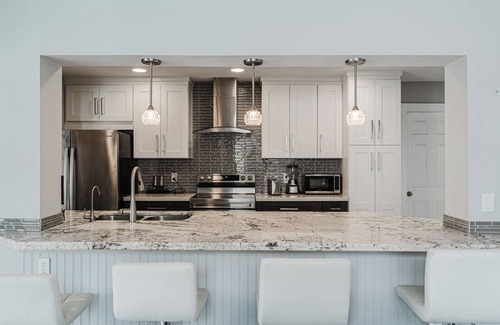 Tropic Palms House | VIP Pristine Luxury- Jacuzzi & Pool House Right By the Beach