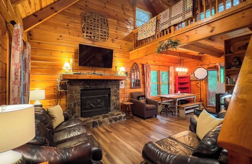 Pine Mountain Cabin | Visit Callaway's Fantasy in Lights with us at Serenity Cabin - Fiber Wifi!