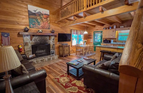 Warm Springs Cabin | Visit Callaway's Fantasy in Lights with us at The Summit - Wifi and Hot Tub!