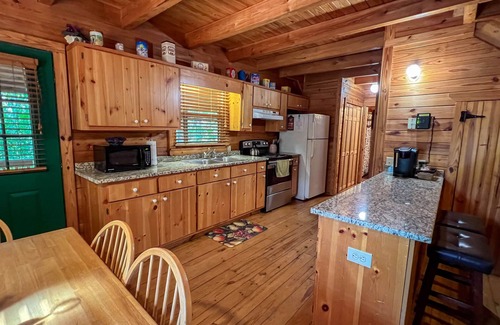 Warm Springs Cabin | Visit Callaway's Fantasy in Lights with us at The Summit - Wifi and Hot Tub!