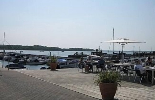 Hamworthy Apartment | Visit England 4* Rated Apartment With Sea Views direct access to local beach