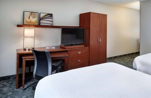 Brookfield Hotel | Visit Mitchell Park Conservatory! 2 Modern Units, Pets Allowed, Indoor Pool!