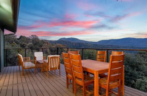 Oakhurst House | Vista Haven with stunning views/hot tub/mini golf!