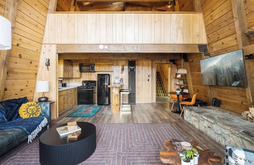 Big Bear Lake Cabin | Vista Views~Hot Tub~near Lake~Retro Cabin