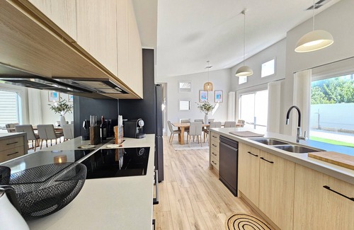 Waterhouse House | Vita Bella – Modern Coastal Retreat Just Steps from Robe’s Iconic Long Beach