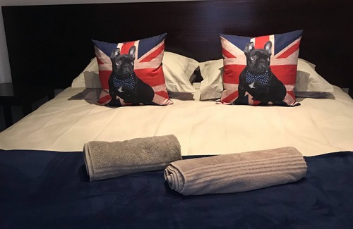 Uitenhage House | VJ's Guesthouse and Restaurant