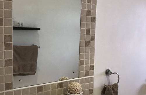 Uitenhage House | VJ's Guesthouse and Restaurant