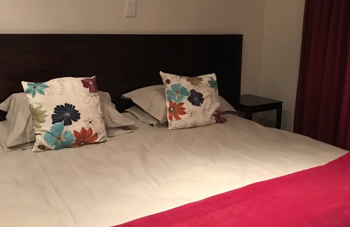 Uitenhage House | VJ's Guesthouse and Restaurant