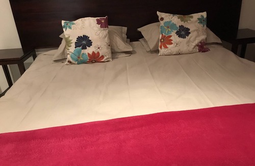 Uitenhage House | VJ's Guesthouse and Restaurant